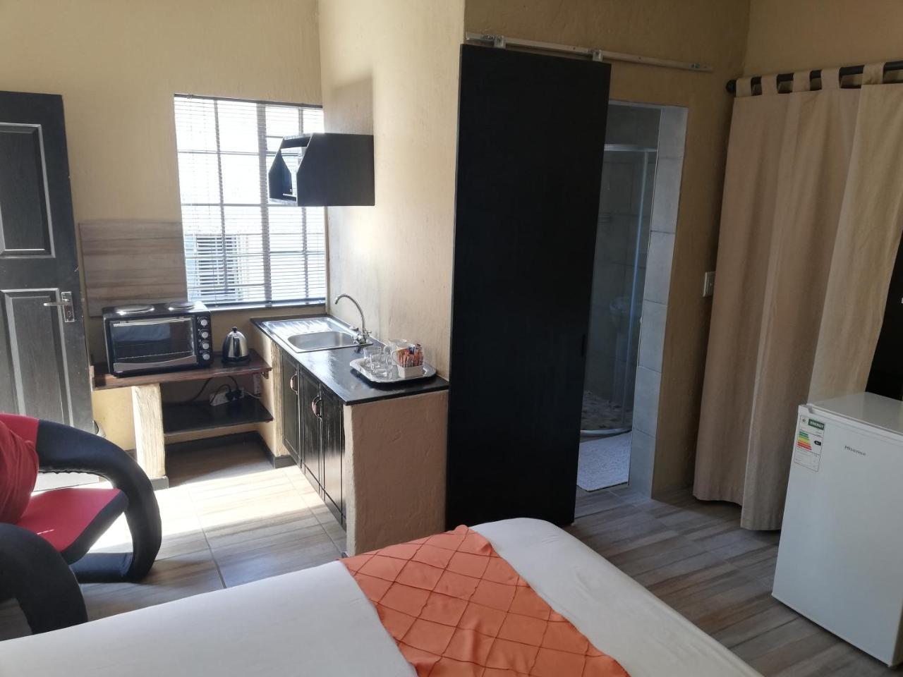 Villa Schreiner Guest House Randburg ภายนอก รูปภาพ