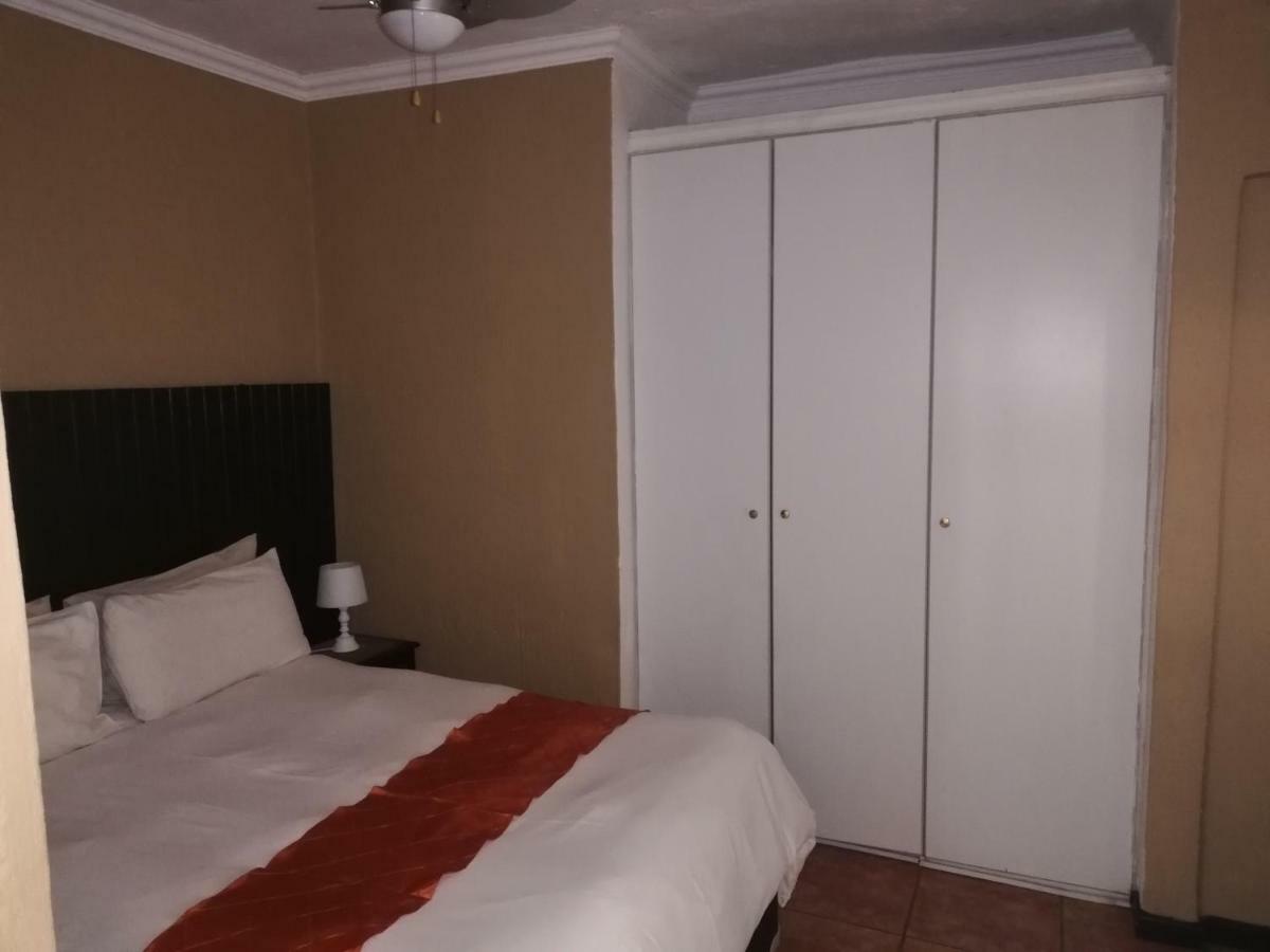 Villa Schreiner Guest House Randburg ภายนอก รูปภาพ