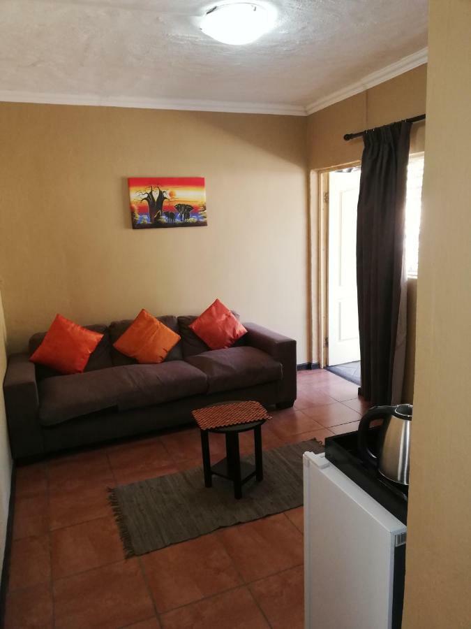 Villa Schreiner Guest House Randburg ภายนอก รูปภาพ