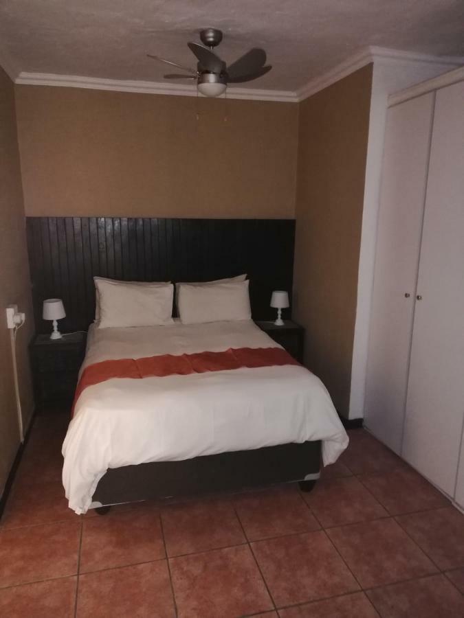 Villa Schreiner Guest House Randburg ภายนอก รูปภาพ